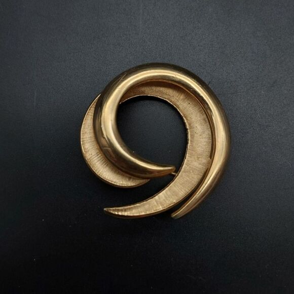 VINTAGE 1960'S CROWN TRIFARI SWRL BRUSHED GOLD PIN 1 7/8 EXCELLENT CONDITION - Picture 14 of 14